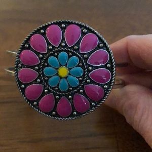 Silvertone hinged bracelet with Beautiful center